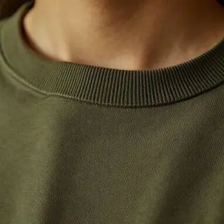 Detalhe da gola canelada de uma camiseta verde-oliva